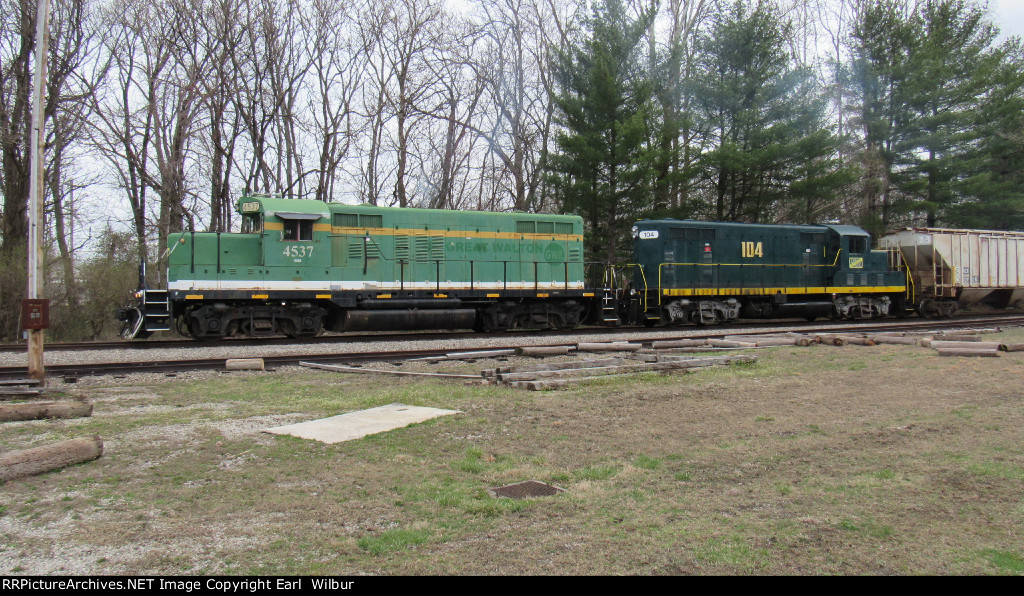 Ohio South Central Railroad (OSCR) 4537 & 104